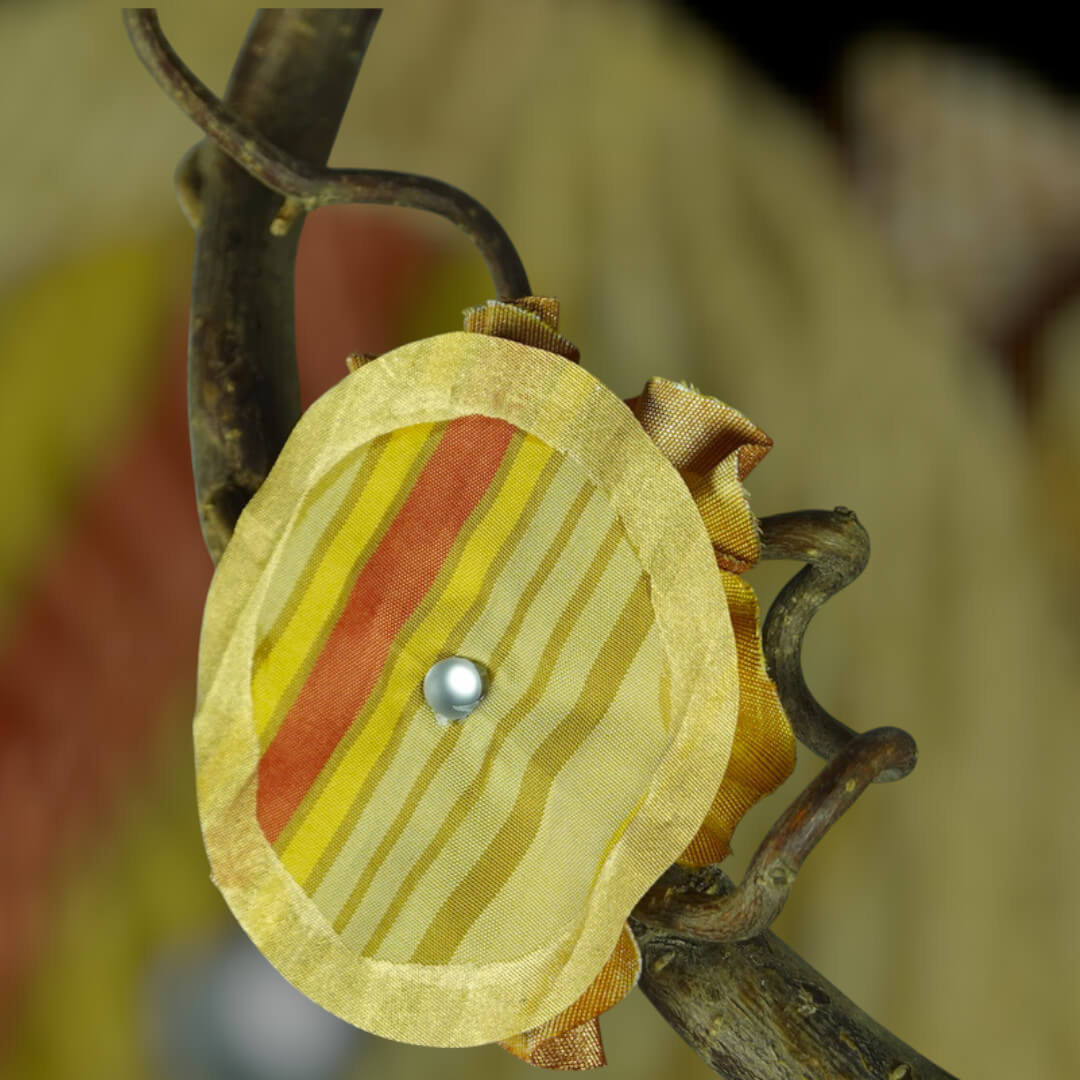 Fleur décorative en soie jaune doré – Image 2