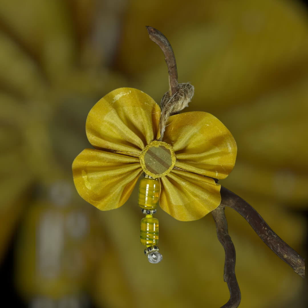 Papillon en soie jaune et fleur en soie corail – Image 2