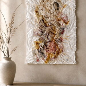 Œuvre murale d'art textile organique Mémoire de matière réalisée avec papier, fibres textiles et matériaux récupérés.