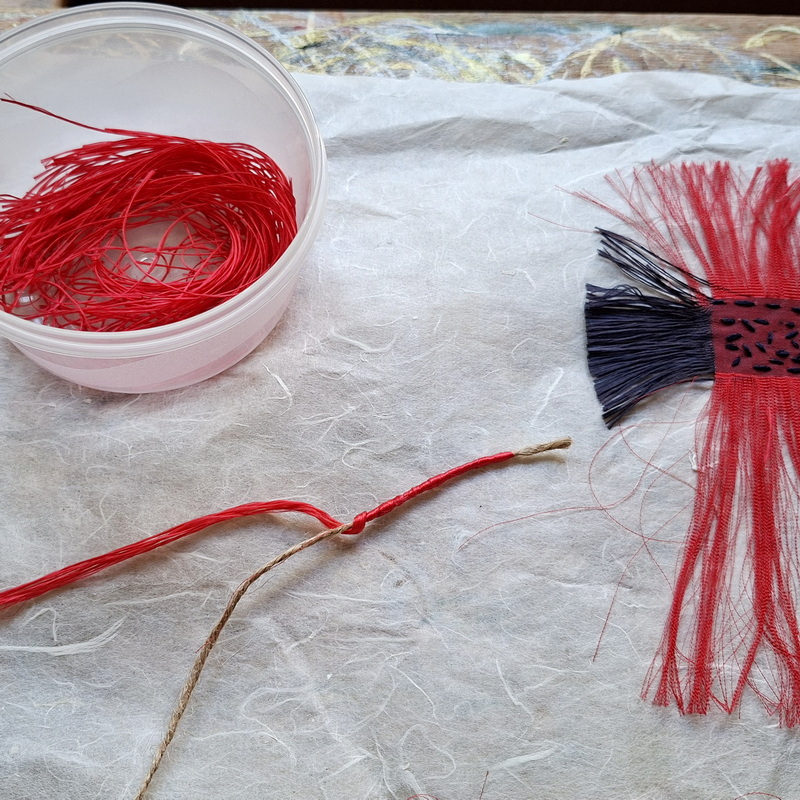 Fils de soie récupérés puis réemployés pour habiller une corde textile de la collection Résonances.