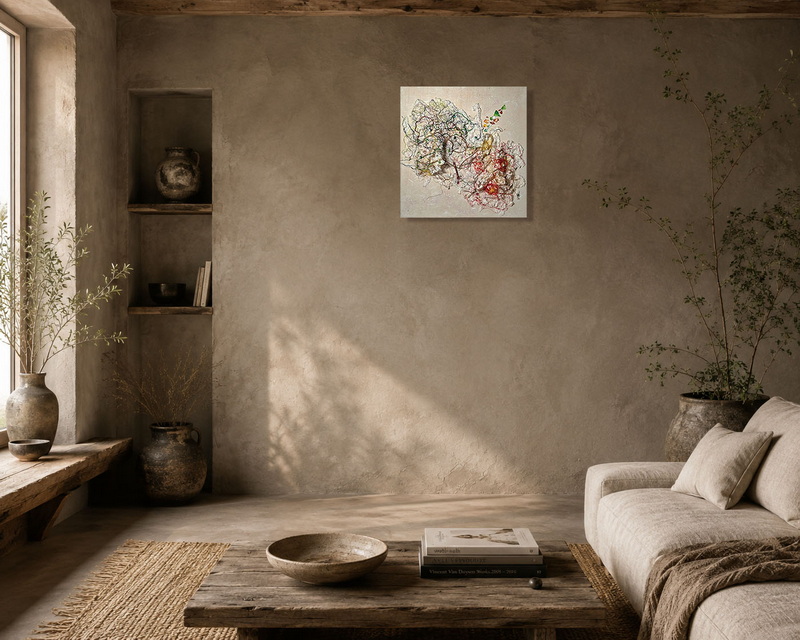 Éclosion, œuvre textile contemporaine 30 × 30 cm présentée dans un intérieur wabi-sabi